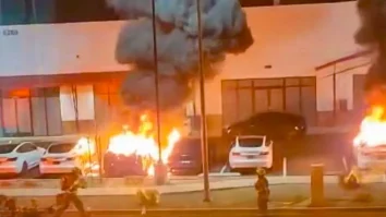 Mai multe mașini Tesla au fost împușcate și incendiate cu cocktailuri Molotov în Las Vegas. Suspectul a scris „RESIST” pe ușile centrului