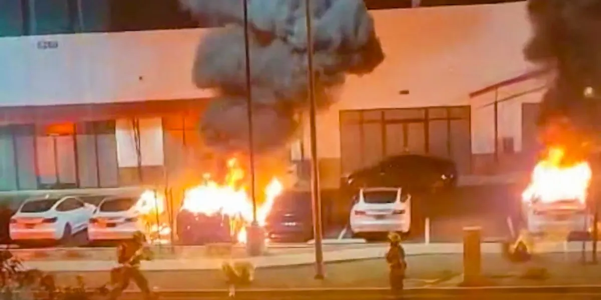 Mai multe mașini Tesla au fost împușcate și incendiate cu cocktailuri Molotov în Las Vegas. Suspectul a scris „RESIST” pe ușile centrului