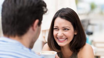 Bărbații nu mai invită femeile la cină. Prima întâlnire are loc la cafea