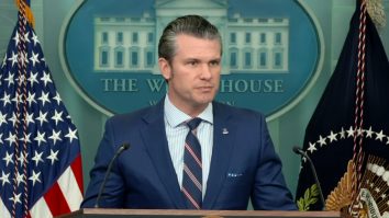 Hegseth a împărtășit planurile de război ale Statelor Unite într-un alt chat Signal cu soția, fratele și avocatul personal