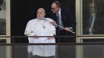 Papa Francisc revine în spațiul public după spitalizare. Suveranul Pontif a salutat mulțimea din Piața Sf. Petru