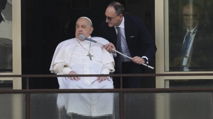 Papa Francisc revine în spațiul public după spitalizare. Suveranul Pontif a salutat mulțimea din Piața Sf. Petru