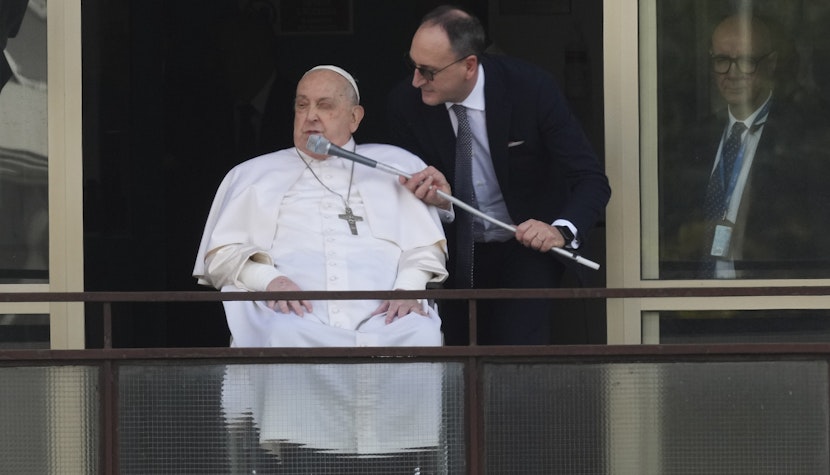 Papa Francisc revine în spațiul public după spitalizare. Suveranul Pontif a salutat mulțimea din Piața Sf. Petru