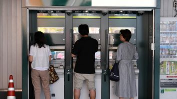 Japonia interzice persoanelor peste 65 de ani să vorbească la telefon în fața bancomatelor