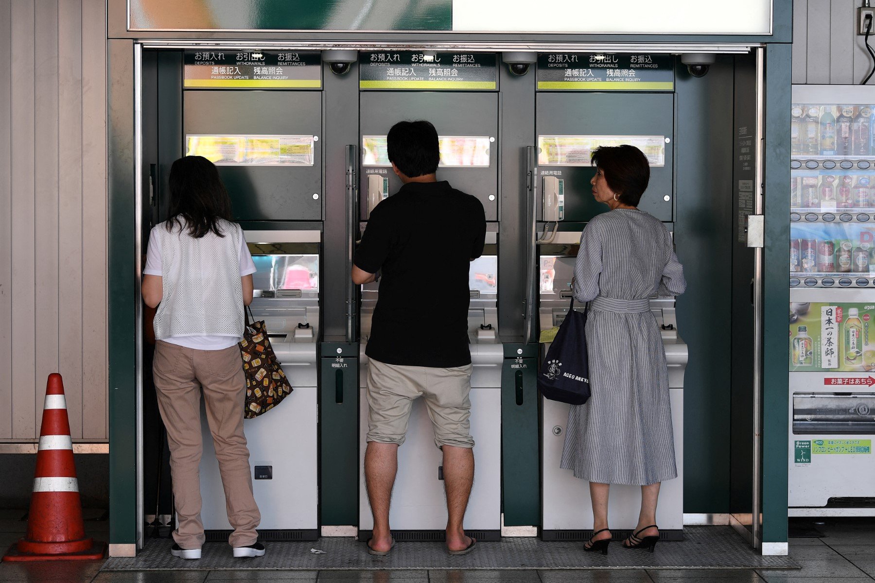 Japonia interzice persoanelor peste 65 de ani să vorbească la telefon în fața bancomatelor