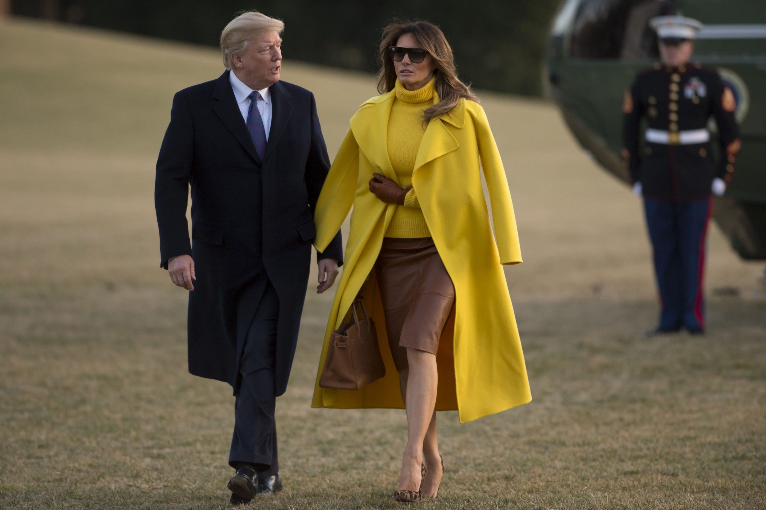 Trump lovește industria modei cu noile tarife. Cât vor costa gențile Hermes, Chanel sau Dior