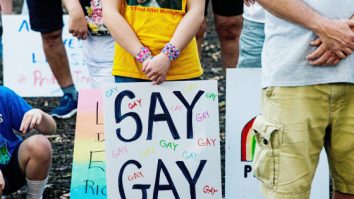„Don’t Say Gay”: O profesoară din Florida a rămas fără job pentru că s-a adresat unui elev cu alt nume decât cel legal. Florida cere acord parental pentru folosirea pronumelor alese de elevi