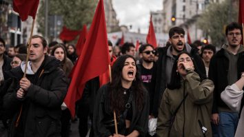 Zeci de mii de spanioli protestează față de înșelăciunile de pe piața imobiliară