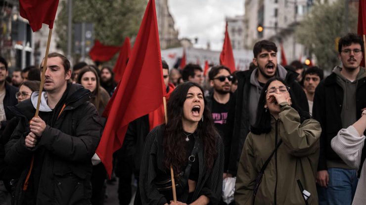 Zeci de mii de spanioli protestează față de înșelăciunile de pe piața imobiliară