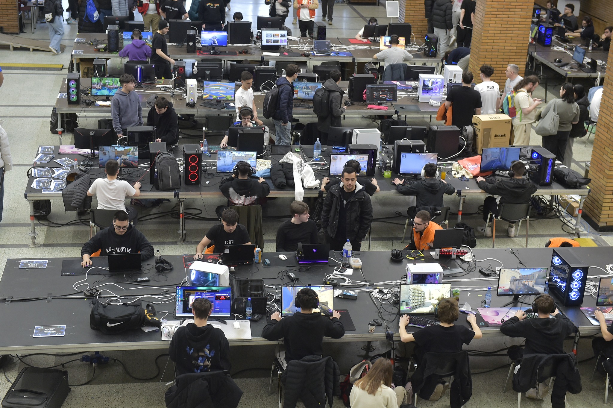 Poli E-FEST, cel mai mare campionat de jocuri video din țară, a început azi. Ce activități poți face