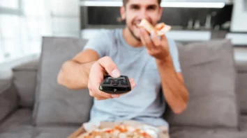 Mănânci cu ochii lipiți de TV, la film, sau pe telefon? Uite câteva studii care te vor convinge să-ți schimbi obiceiul