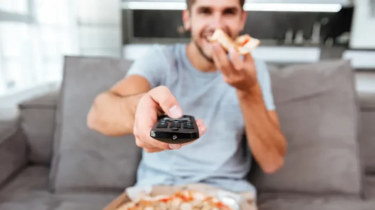 Mănânci cu ochii lipiți de TV, la film, sau pe telefon? Uite câteva studii care te vor convinge să-ți schimbi obiceiul