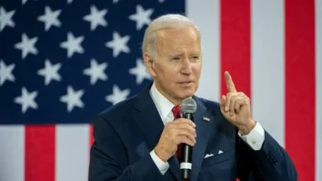 OMS și Joe Biden sunt criticați pe noul site al Casei Albe despre COVID-19
