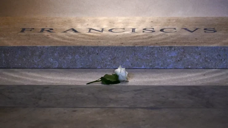 Primele imagini cu mormântul Papei Francisc din Bazilica Santa Maria Maggiore. Ce detaliu iese în evidență