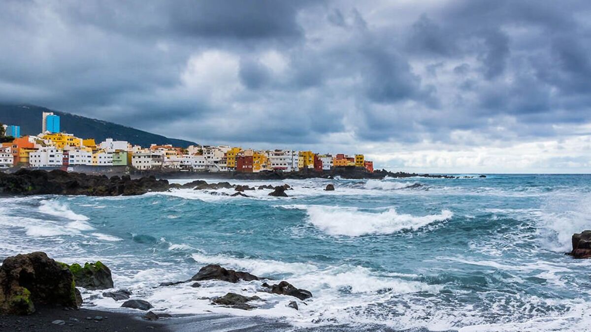 Tenerife și Lanzarote au fost cele mai lovite de ploile torențiale. Autoritățile au activat planul de urgență, iar alertele meteo se extind