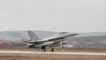 Bulgaria a primit oficial primul avion de vânătoare F-16 din SUA. Este cea mai importantă investiție militară din ultimii 35 de ani