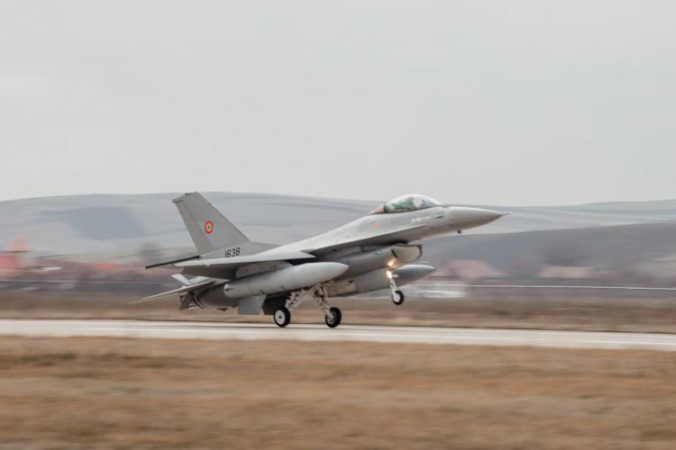 Bulgaria a primit oficial primul avion de vânătoare F-16 din SUA. Este cea mai importantă investiție militară din ultimii 35 de ani
