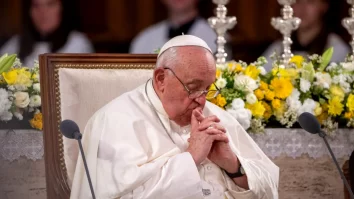 Papa Francisc își încheie călătoria pământească. De ce sunt funeraliile Suveranului Pontif diferite