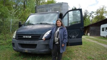 O femeie a fost amendată cu 2.650 de euro pentru că a condus prea încet. În spatele ei se formase o coloană de aproape 200 de mașini