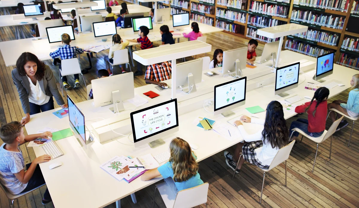 Inteligența Artificială intră în școli: România testează manualele virtuale și asistenții educaționali A.I.