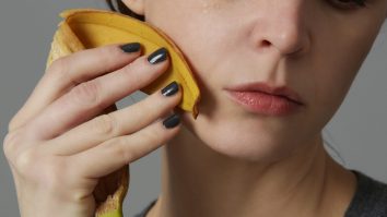 Noul trend de pe TikTok e să-ți cureți fața cu o coajă de banană. Medicii avertizează asupra pericolelor