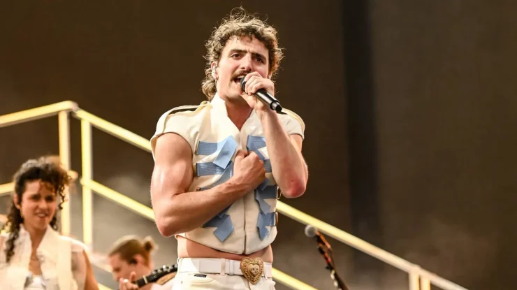 Benson Boone a făcut show la Coachella alături de Brian May de la Queen. Artistul și-a anunțat albumul de debut „American Heart”