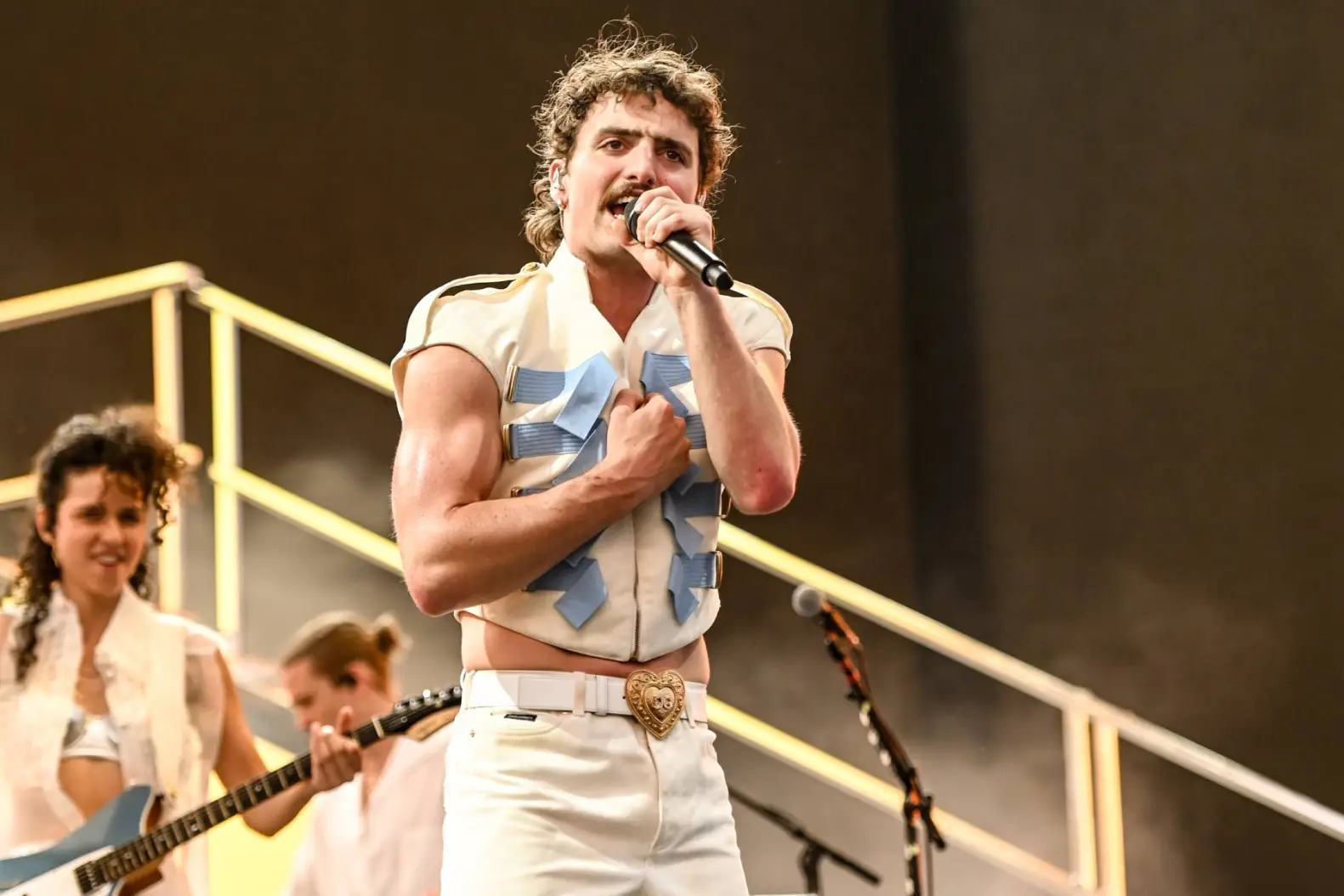 Benson Boone a făcut show la Coachella alături de Brian May de la Queen. Artistul și-a anunțat albumul de debut „American Heart”