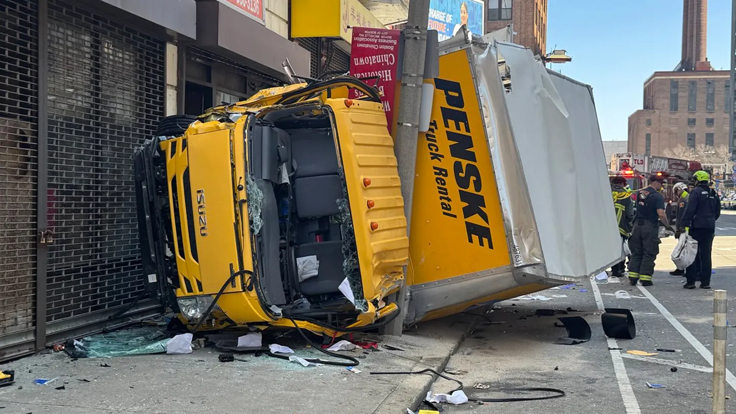 Un camion a lovit pietonii din centrul orașului Boston. Cel puțin două persoane sunt în stare critică