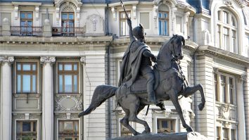 Zilele Sculpturii te pun pe traseu. Reka Csapo Dup, curatorul expoziției: „Anul acesta cumva a ieșit în față mai mult aspectul educațional”