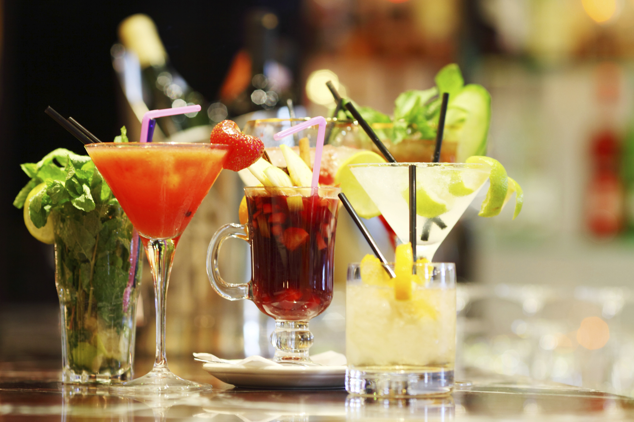 Masa de Paște înseamnă și băuturi de calitate. Ce cocktail-uri sunt recomandate pentru aceste sărbători