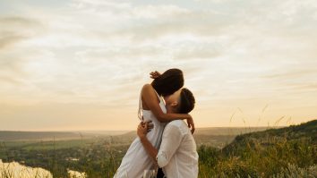 Tot mai multe cupluri trec de la relații deschise la monogamie. Un sondaj Edu Birdie arată că 70% dintre cei sub 27 de ani aleg să doarmă în loc să facă sex