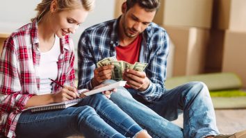 Majoritatea cuplurilor din România se despart din cauza problemelor financiare. Adrian Mitroi, profesor de finanțe comportamentale: „Un cuplu care nu are inteligența economică își slăbește  probabilitatea să stea împreună”