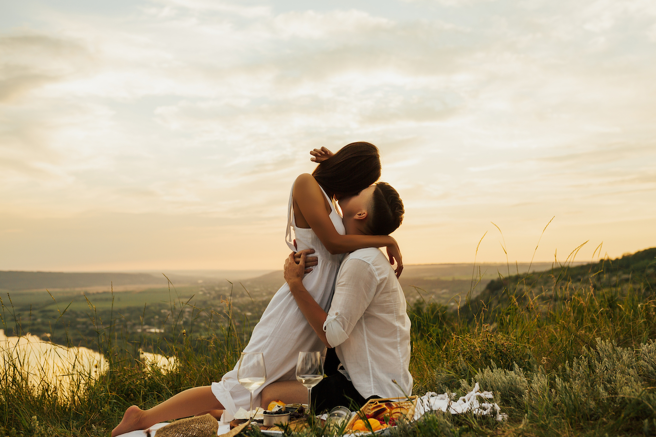 Tot mai multe cupluri trec de la relații deschise la monogamie. Un sondaj Edu Birdie arată că 70% dintre cei sub 27 de ani aleg să doarmă în loc să facă sex