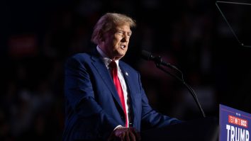 China va „lupta până la capăt” cu SUA. Anunțul vine după ce Trump a amenințat cu tarife suplimentare de 50% la importurile chinezești