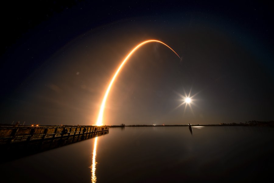 SpaceX a lansat un lot de 21 de sateliți Starlink pe orbita joasă a Pământului