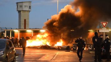 Închisorile din Franța au fost asediate în timpul nopții: Mașinile au fost incendiate și s-au tras focuri de armă