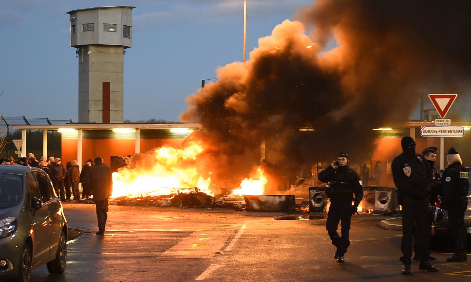 Închisorile din Franța au fost asediate în timpul nopții: Mașinile au fost incendiate și s-au tras focuri de armă