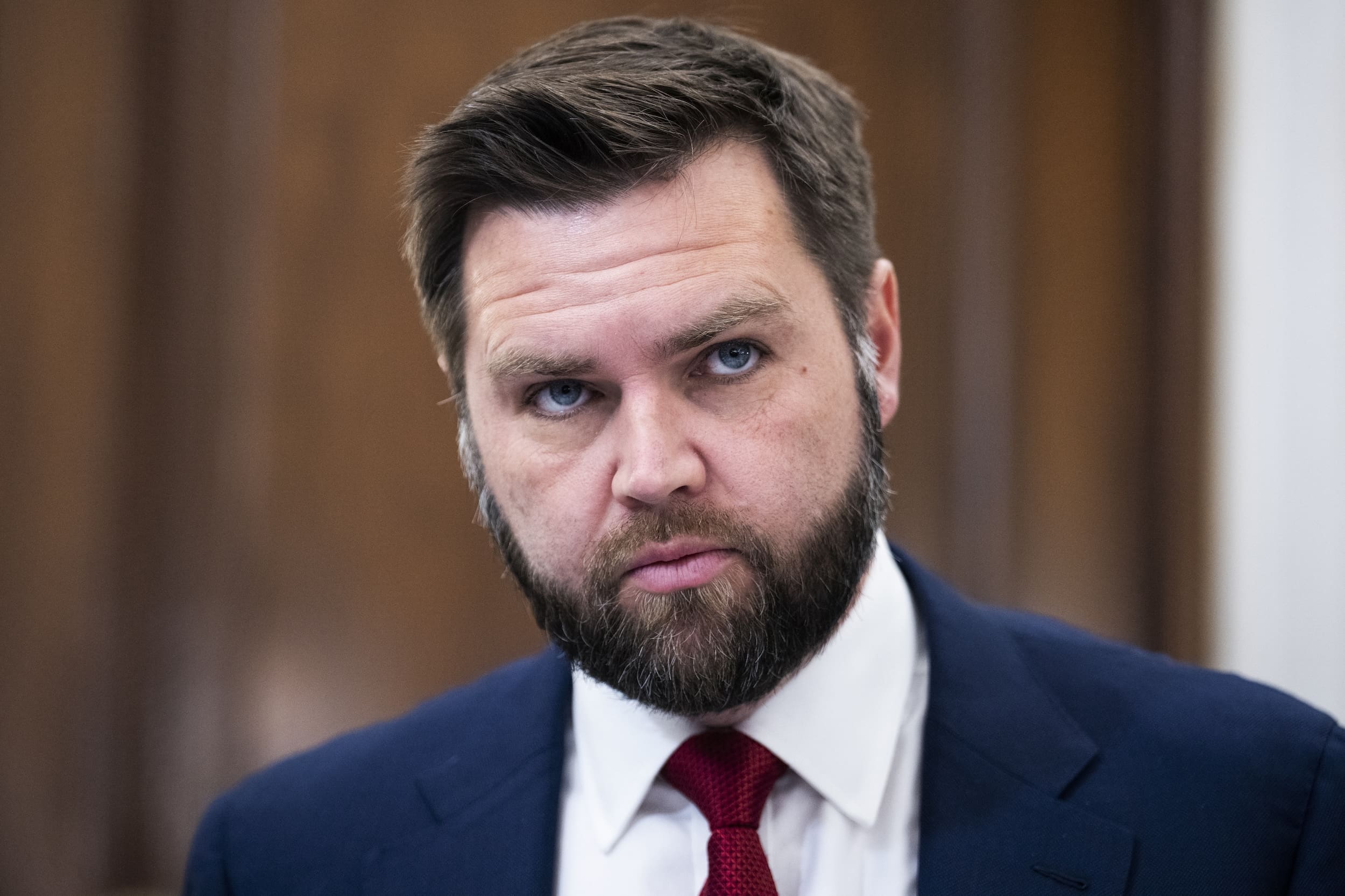 Bloomberg: „J.D. Vance datorează scuze României. Dacă și-ar fi bătut capul cu dovezile, ar fi văzut instituții atacate și care au nevoie de sprijinul SUA”