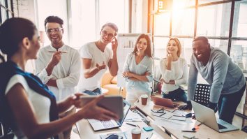 3/10 tineri din România aleg să facă studii superioare. Adrian Mitroi, profesor de finanțe comportamentale: „Noi avem STEM-ul la coadă”