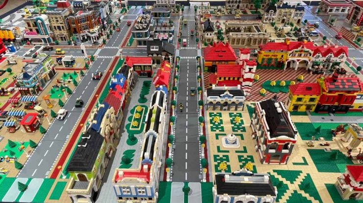 Un oraş în miniatură, construit cu milioane de piese LEGO, este expus până pe 14 iunie la Complexul Muzeal Arad