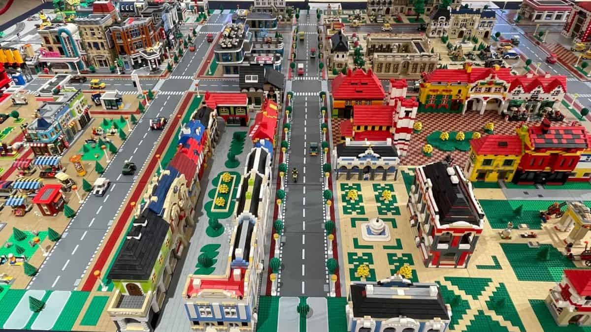 Un oraş în miniatură, construit cu milioane de piese LEGO, este expus până pe 14 iunie la Complexul Muzeal Arad