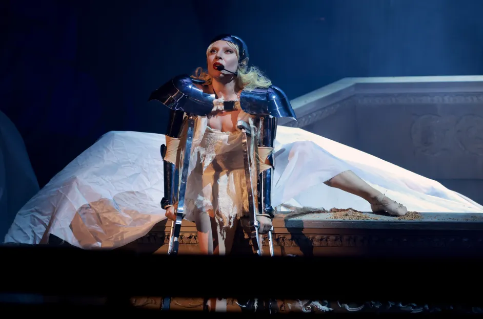 Coachella revine în forță cu al doilea weekend de muzică, stil și distracție. Estetica boho-chic a fost înlocuită cu look-uri minimaliste și casual