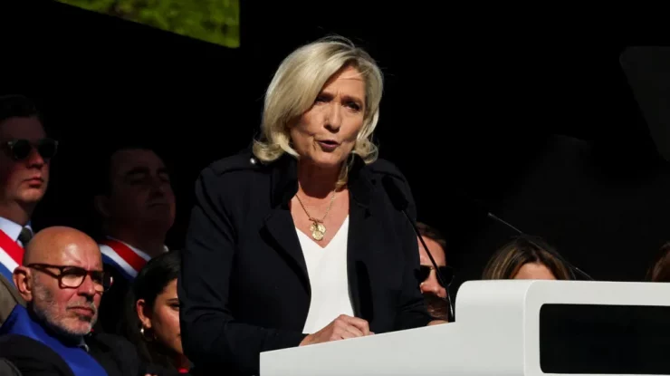 Marine Le Pen a ținut un discurs în fața a mii de oameni, la protestul organizat de RN: „Nu voi renunța”