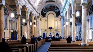 Tinerii dau social media pe calea Domului. Prezența la slujbe în bisericile britanice a crescut cu 16%