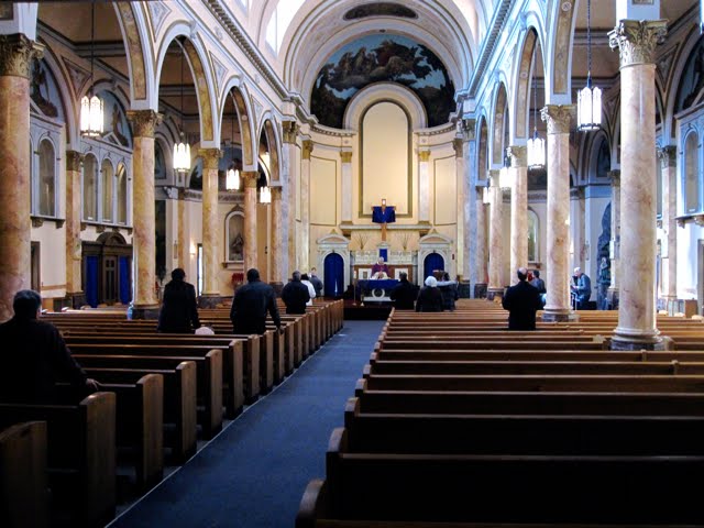 Tinerii dau social media pe calea Domului. Prezența la slujbe în bisericile britanice a crescut cu 16%