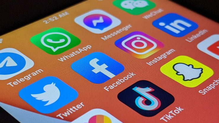 Meta introduce funcția Teen Accounts pe Facebook și Messenger. Cum vor fi protejați tinerii de pericolele din social media