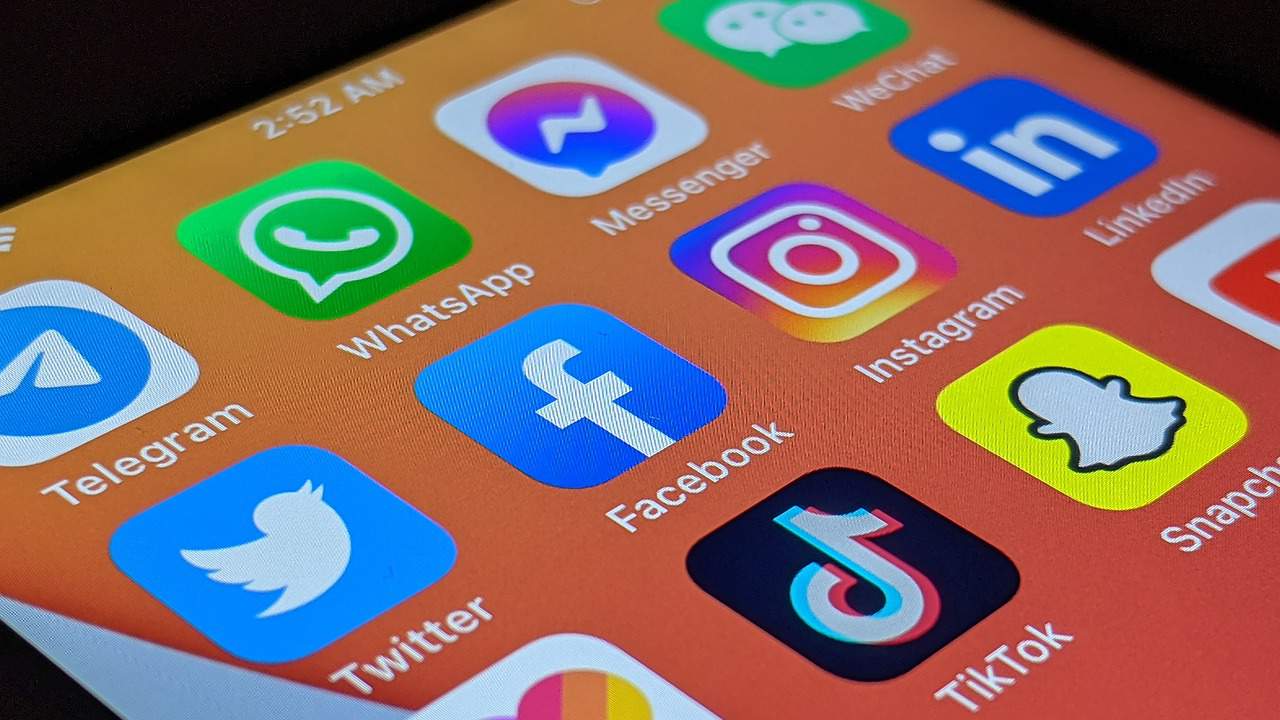 Meta introduce funcția Teen Accounts pe Facebook și Messenger. Cum vor fi protejați tinerii de pericolele din social media