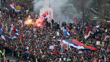 Protestatarii din Belgrad susțin că au fost folosite arme sonice pentru dispersarea mulțimii