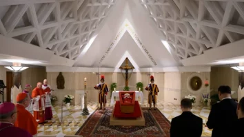 FOTO. Primele imagini cu Papa Francisc în sicriu au fost publicate de Vatican