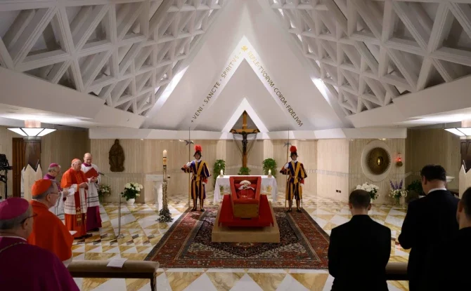 FOTO. Primele imagini cu Papa Francisc în sicriu au fost publicate de Vatican